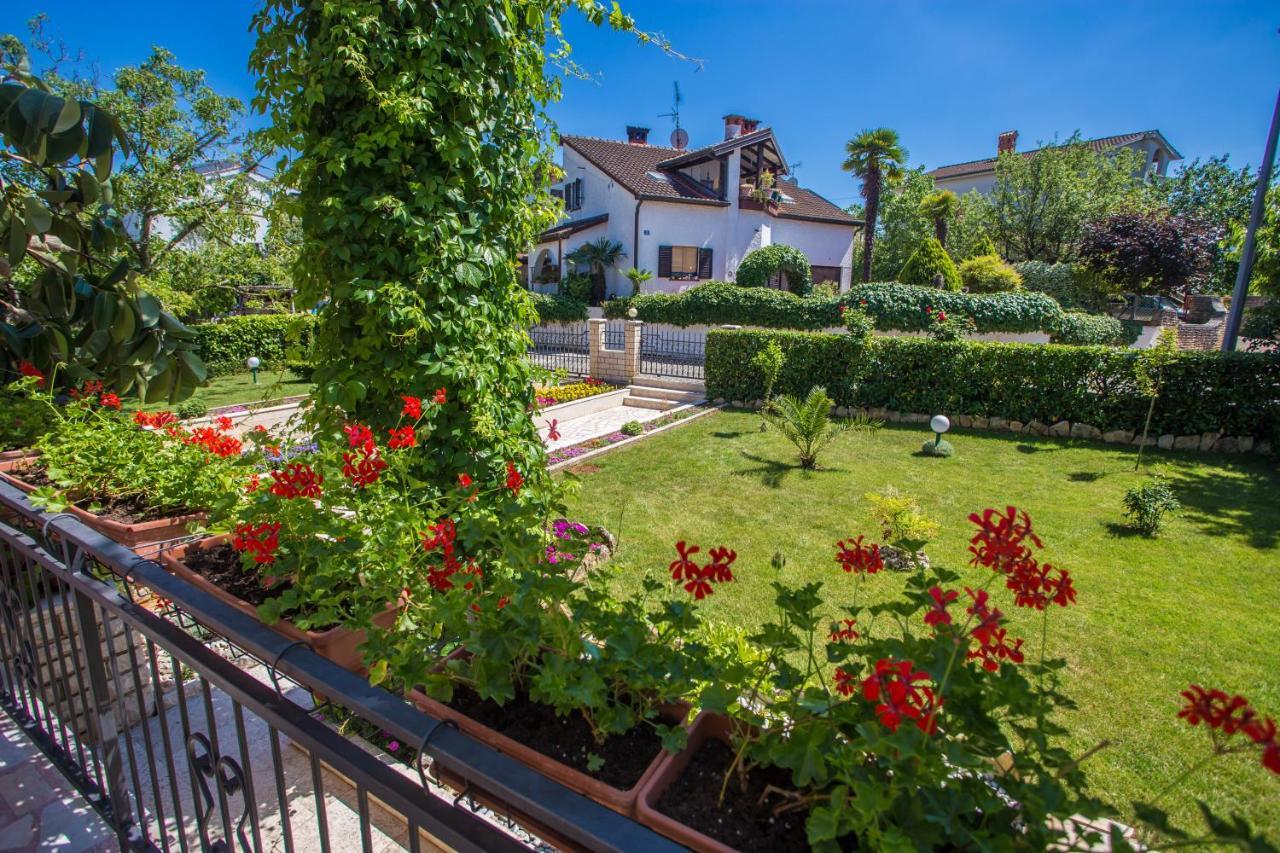 Garden View Apartment In Porec For 2 - 4 Persons Exterior foto